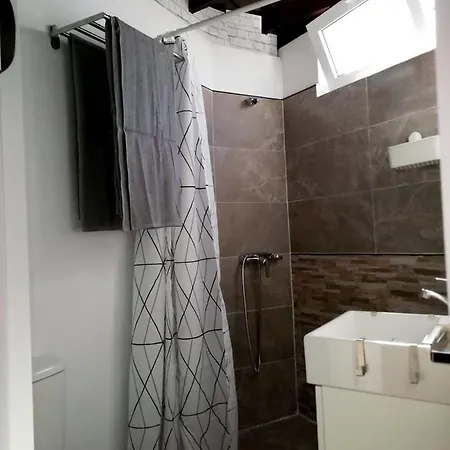 Apartment Studio At 600 M Away From The Beach With City View And Wifi *